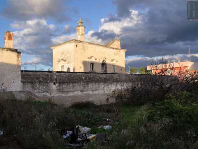 La villa � incastonata in possenti mura di recinzione in pietra chiara